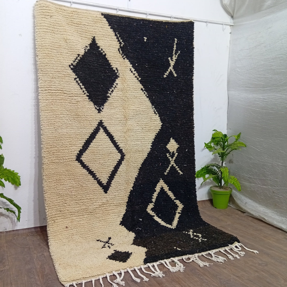 Tapis Marocain Berbère Ivoire Noir, Fait Main, Laine Naturelle, Sur Commande