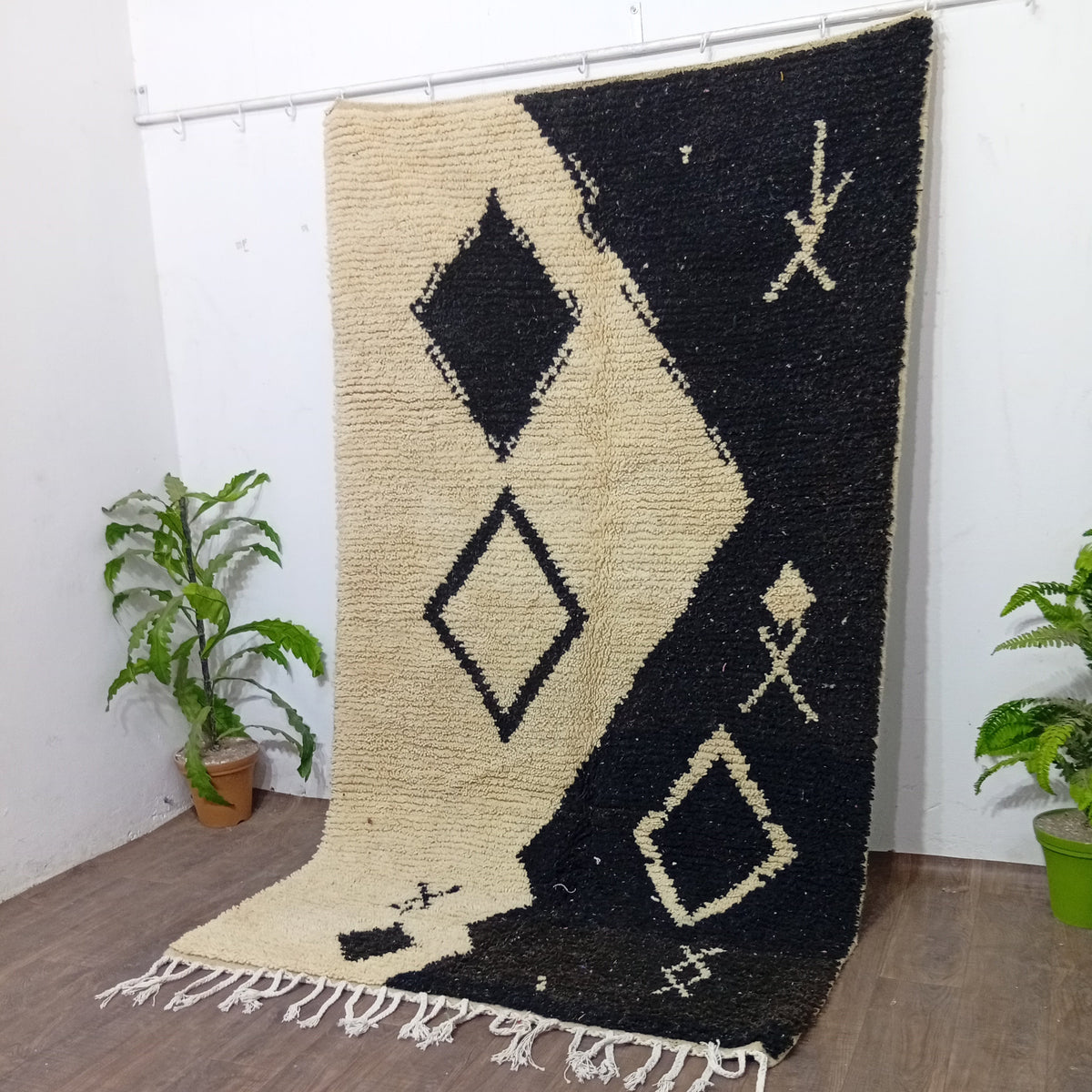 Tapis Marocain Berbère Ivoire Noir, Fait Main, Laine Naturelle, Sur Commande