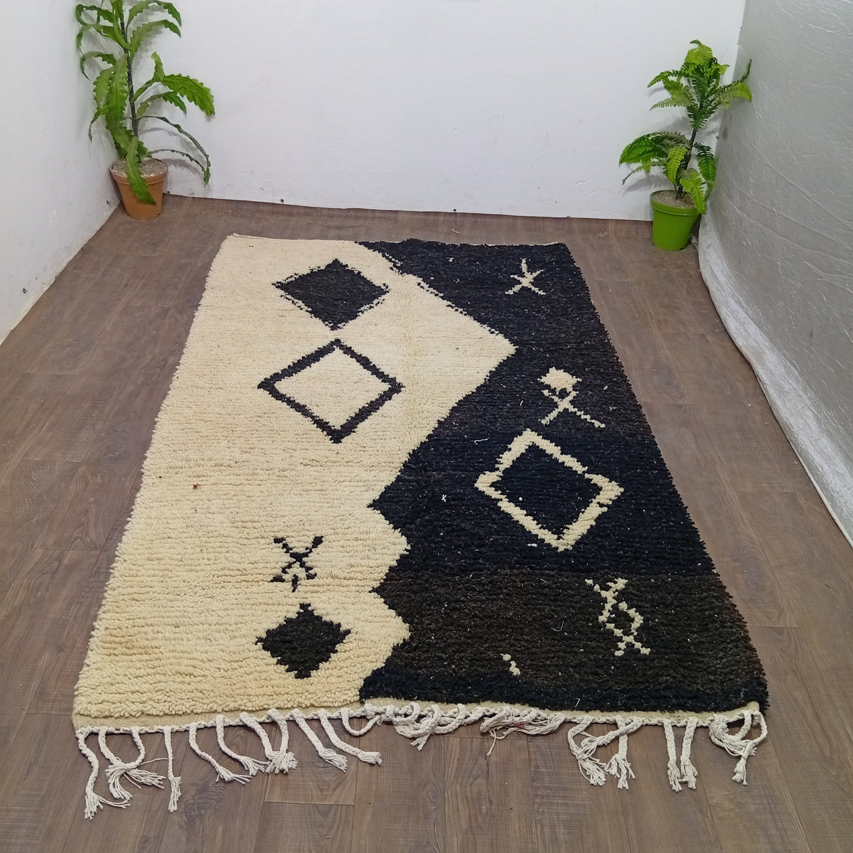 Tapis Marocain Berbère Ivoire Noir, Fait Main, Laine Naturelle, Sur Commande