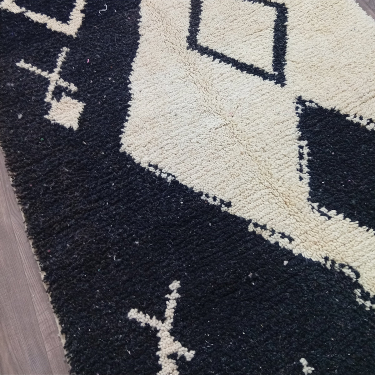 Tapis Marocain Berbère Ivoire Noir, Fait Main, Laine Naturelle, Sur Commande