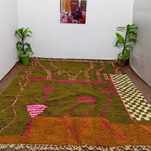 Tapis berbère marocain fait main et personnalisé – Vert olive avec de larges lignes fuchsia