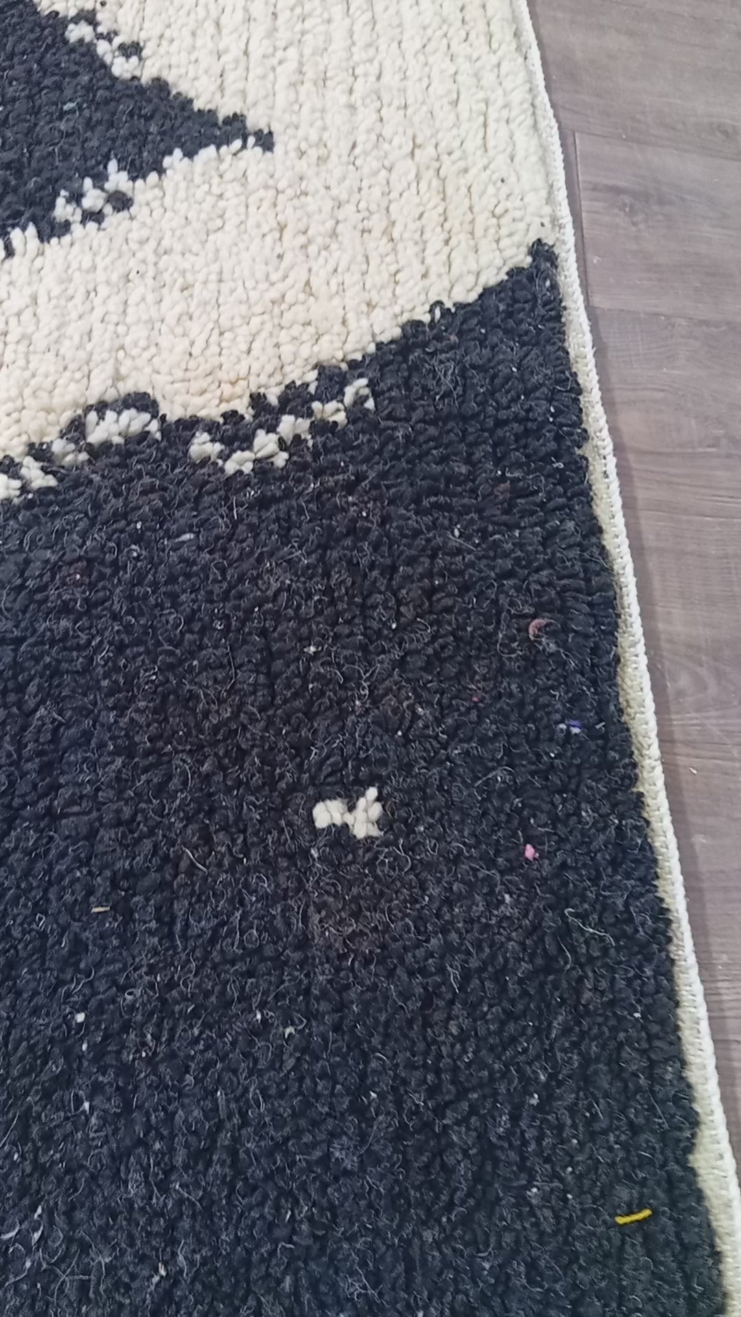 Tapis Marocain Berbère Ivoire Noir, Fait Main, Laine Naturelle, Sur Commande